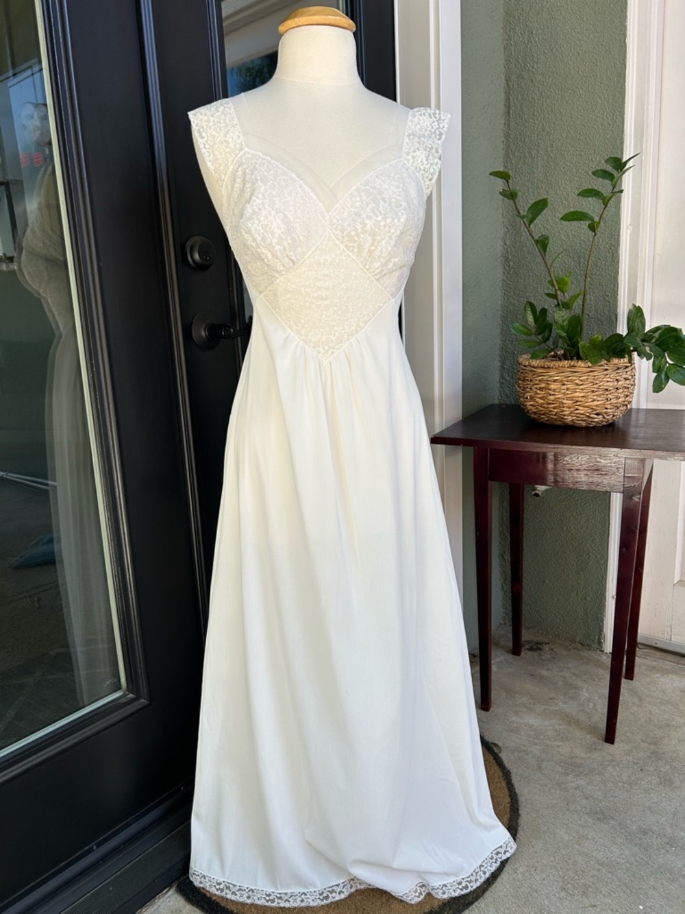Vintage 40’s 50’s Vanity Fair Elegant White Sweetheart Lace-Trim Nightgown